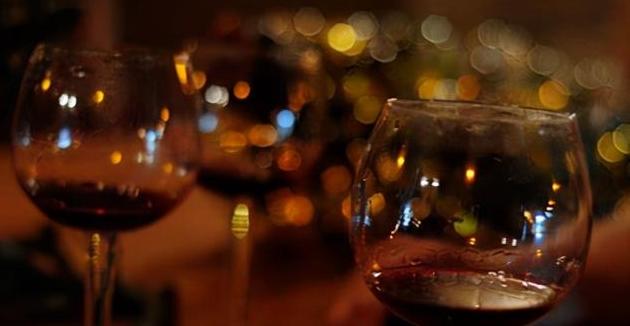 每天睡前一杯红酒会怎样(每晚临睡前喝一杯红酒的利弊)